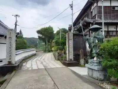 種間寺の山門・神門