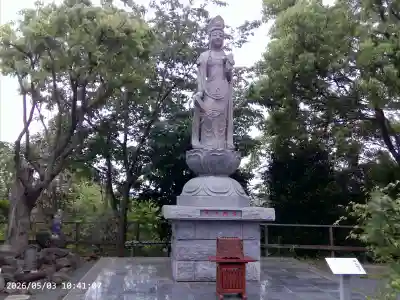 布施弁天 東海寺の{uncategorized: "未分類", other: "その他", undefined: "問題あり", building: "その他建物", grave: "お墓", sacred_gate: "鳥居", guardian: "狛犬", statue: "像", buddha: "仏像", history: "歴史", nature: "自然", garden: "庭園", animal: "動物", pagoda: "塔", temizu: "手水舎", mountain_gate: "山門・神門", sanctuary: "本殿・本堂", subordinate: "末社・摂社", art: "芸術", scenery: "景色", jizo: "地蔵", ema: "絵馬", goshuin: "御朱印", omikuji: "おみくじ", items: "授与品その他", amulet: "お守り", goshuincho: "御朱印帳", eats: "食事", festival: "お祭り", votive_dance: "神楽", shichigosan: "七五三参", wedding: "結婚式", experience: "体験その他", initially: "初詣", around: "周辺", anti_infection: "感染症対策"}