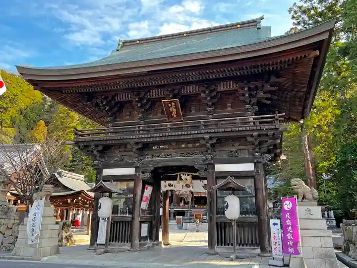 日牟禮八幡宮の山門・神門
