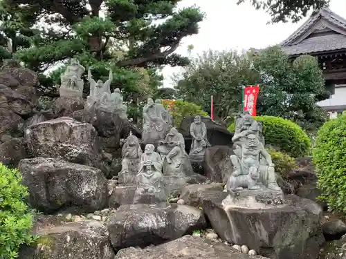 寶持寺の像