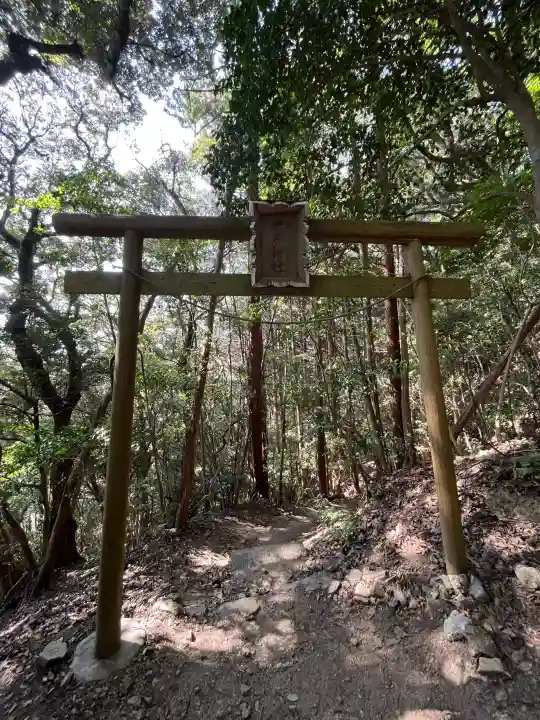 岩戸神社の{uncategorized: "未分類", other: "その他", undefined: "問題あり", building: "その他建物", grave: "お墓", sacred_gate: "鳥居", guardian: "狛犬", statue: "像", buddha: "仏像", history: "歴史", nature: "自然", garden: "庭園", animal: "動物", pagoda: "塔", temizu: "手水舎", mountain_gate: "山門・神門", sanctuary: "本殿・本堂", subordinate: "末社・摂社", art: "芸術", scenery: "景色", jizo: "地蔵", ema: "絵馬", goshuin: "御朱印", omikuji: "おみくじ", items: "授与品その他", amulet: "お守り", goshuincho: "御朱印帳", eats: "食事", festival: "お祭り", votive_dance: "神楽", shichigosan: "七五三参", wedding: "結婚式", experience: "体験その他", initially: "初詣", around: "周辺", anti_infection: "感染症対策"}