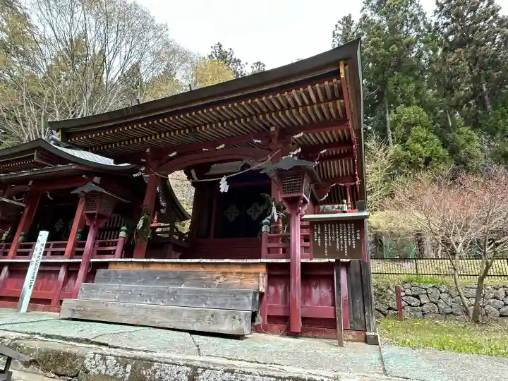新海三社神社の{uncategorized: "未分類", other: "その他", undefined: "問題あり", building: "その他建物", grave: "お墓", sacred_gate: "鳥居", guardian: "狛犬", statue: "像", buddha: "仏像", history: "歴史", nature: "自然", garden: "庭園", animal: "動物", pagoda: "塔", temizu: "手水舎", mountain_gate: "山門・神門", sanctuary: "本殿・本堂", subordinate: "末社・摂社", art: "芸術", scenery: "景色", jizo: "地蔵", ema: "絵馬", goshuin: "御朱印", omikuji: "おみくじ", items: "授与品その他", amulet: "お守り", goshuincho: "御朱印帳", eats: "食事", festival: "お祭り", votive_dance: "神楽", shichigosan: "七五三参", wedding: "結婚式", experience: "体験その他", initially: "初詣", around: "周辺", anti_infection: "感染症対策"}