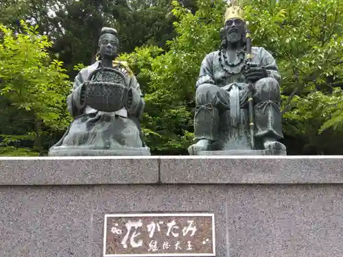 味真野神社の像