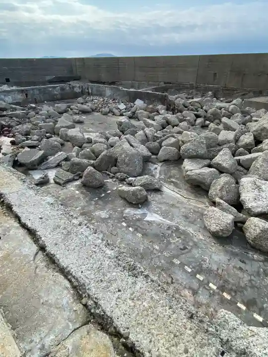 端島神社の{uncategorized: "未分類", other: "その他", undefined: "問題あり", building: "その他建物", grave: "お墓", sacred_gate: "鳥居", guardian: "狛犬", statue: "像", buddha: "仏像", history: "歴史", nature: "自然", garden: "庭園", animal: "動物", pagoda: "塔", temizu: "手水舎", mountain_gate: "山門・神門", sanctuary: "本殿・本堂", subordinate: "末社・摂社", art: "芸術", scenery: "景色", jizo: "地蔵", ema: "絵馬", goshuin: "御朱印", omikuji: "おみくじ", items: "授与品その他", amulet: "お守り", goshuincho: "御朱印帳", eats: "食事", festival: "お祭り", votive_dance: "神楽", shichigosan: "七五三参", wedding: "結婚式", experience: "体験その他", initially: "初詣", around: "周辺", anti_infection: "感染症対策"}