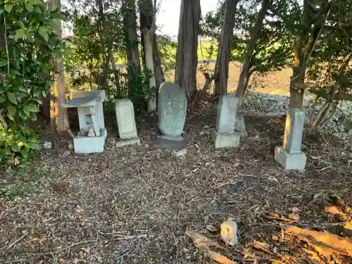 藤本稲荷神社の{uncategorized: "未分類", other: "その他", undefined: "問題あり", building: "その他建物", grave: "お墓", sacred_gate: "鳥居", guardian: "狛犬", statue: "像", buddha: "仏像", history: "歴史", nature: "自然", garden: "庭園", animal: "動物", pagoda: "塔", temizu: "手水舎", mountain_gate: "山門・神門", sanctuary: "本殿・本堂", subordinate: "末社・摂社", art: "芸術", scenery: "景色", jizo: "地蔵", ema: "絵馬", goshuin: "御朱印", omikuji: "おみくじ", items: "授与品その他", amulet: "お守り", goshuincho: "御朱印帳", eats: "食事", festival: "お祭り", votive_dance: "神楽", shichigosan: "七五三参", wedding: "結婚式", experience: "体験その他", initially: "初詣", around: "周辺", anti_infection: "感染症対策"}