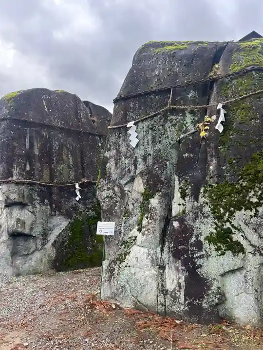 三ツ石神社(岩手県)