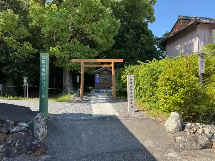 伊雜宮(皇大神宮別宮)の{uncategorized: "未分類", other: "その他", undefined: "問題あり", building: "その他建物", grave: "お墓", sacred_gate: "鳥居", guardian: "狛犬", statue: "像", buddha: "仏像", history: "歴史", nature: "自然", garden: "庭園", animal: "動物", pagoda: "塔", temizu: "手水舎", mountain_gate: "山門・神門", sanctuary: "本殿・本堂", subordinate: "末社・摂社", art: "芸術", scenery: "景色", jizo: "地蔵", ema: "絵馬", goshuin: "御朱印", omikuji: "おみくじ", items: "授与品その他", amulet: "お守り", goshuincho: "御朱印帳", eats: "食事", festival: "お祭り", votive_dance: "神楽", shichigosan: "七五三参", wedding: "結婚式", experience: "体験その他", initially: "初詣", around: "周辺", anti_infection: "感染症対策"}