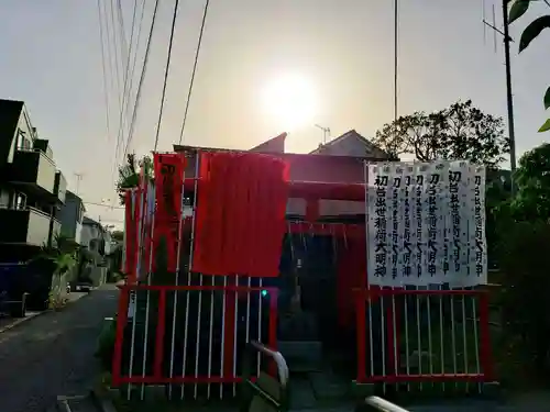 初台出世稲荷大明神の鳥居