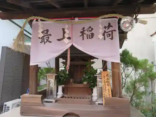 最上稲荷の本殿・本堂