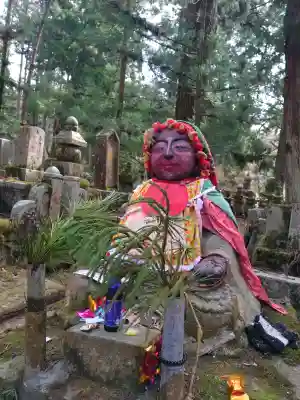 高野山金剛峯寺奥の院の{uncategorized: "未分類", other: "その他", undefined: "問題あり", building: "その他建物", grave: "お墓", sacred_gate: "鳥居", guardian: "狛犬", statue: "像", buddha: "仏像", history: "歴史", nature: "自然", garden: "庭園", animal: "動物", pagoda: "塔", temizu: "手水舎", mountain_gate: "山門・神門", sanctuary: "本殿・本堂", subordinate: "末社・摂社", art: "芸術", scenery: "景色", jizo: "地蔵", ema: "絵馬", goshuin: "御朱印", omikuji: "おみくじ", items: "授与品その他", amulet: "お守り", goshuincho: "御朱印帳", eats: "食事", festival: "お祭り", votive_dance: "神楽", shichigosan: "七五三参", wedding: "結婚式", experience: "体験その他", initially: "初詣", around: "周辺", anti_infection: "感染症対策"}