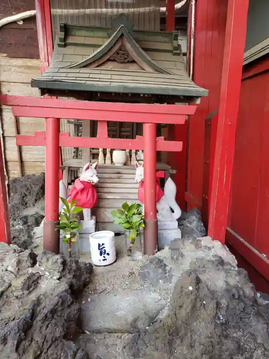 初台出世稲荷大明神の末社・摂社