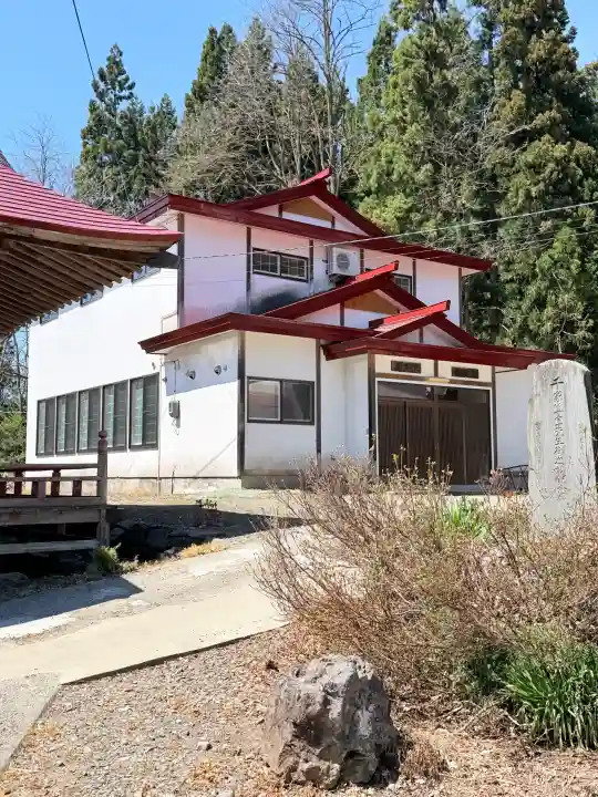 奥富士出雲神社の{uncategorized: "未分類", other: "その他", undefined: "問題あり", building: "その他建物", grave: "お墓", sacred_gate: "鳥居", guardian: "狛犬", statue: "像", buddha: "仏像", history: "歴史", nature: "自然", garden: "庭園", animal: "動物", pagoda: "塔", temizu: "手水舎", mountain_gate: "山門・神門", sanctuary: "本殿・本堂", subordinate: "末社・摂社", art: "芸術", scenery: "景色", jizo: "地蔵", ema: "絵馬", goshuin: "御朱印", omikuji: "おみくじ", items: "授与品その他", amulet: "お守り", goshuincho: "御朱印帳", eats: "食事", festival: "お祭り", votive_dance: "神楽", shichigosan: "七五三参", wedding: "結婚式", experience: "体験その他", initially: "初詣", around: "周辺", anti_infection: "感染症対策"}