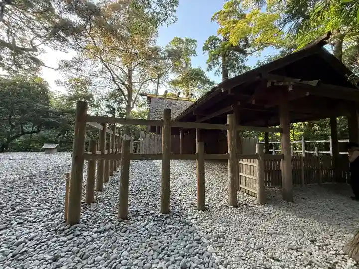 伊勢神宮外宮(豊受大神宮)の{uncategorized: "未分類", other: "その他", undefined: "問題あり", building: "その他建物", grave: "お墓", sacred_gate: "鳥居", guardian: "狛犬", statue: "像", buddha: "仏像", history: "歴史", nature: "自然", garden: "庭園", animal: "動物", pagoda: "塔", temizu: "手水舎", mountain_gate: "山門・神門", sanctuary: "本殿・本堂", subordinate: "末社・摂社", art: "芸術", scenery: "景色", jizo: "地蔵", ema: "絵馬", goshuin: "御朱印", omikuji: "おみくじ", items: "授与品その他", amulet: "お守り", goshuincho: "御朱印帳", eats: "食事", festival: "お祭り", votive_dance: "神楽", shichigosan: "七五三参", wedding: "結婚式", experience: "体験その他", initially: "初詣", around: "周辺", anti_infection: "感染症対策"}