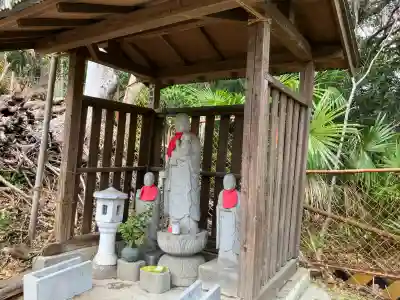 鶴見道場の{uncategorized: "未分類", other: "その他", undefined: "問題あり", building: "その他建物", grave: "お墓", sacred_gate: "鳥居", guardian: "狛犬", statue: "像", buddha: "仏像", history: "歴史", nature: "自然", garden: "庭園", animal: "動物", pagoda: "塔", temizu: "手水舎", mountain_gate: "山門・神門", sanctuary: "本殿・本堂", subordinate: "末社・摂社", art: "芸術", scenery: "景色", jizo: "地蔵", ema: "絵馬", goshuin: "御朱印", omikuji: "おみくじ", items: "授与品その他", amulet: "お守り", goshuincho: "御朱印帳", eats: "食事", festival: "お祭り", votive_dance: "神楽", shichigosan: "七五三参", wedding: "結婚式", experience: "体験その他", initially: "初詣", around: "周辺", anti_infection: "感染症対策"}