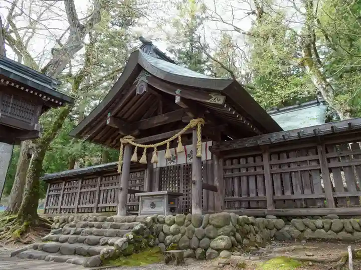 諏訪大社上社前宮の本殿・本堂