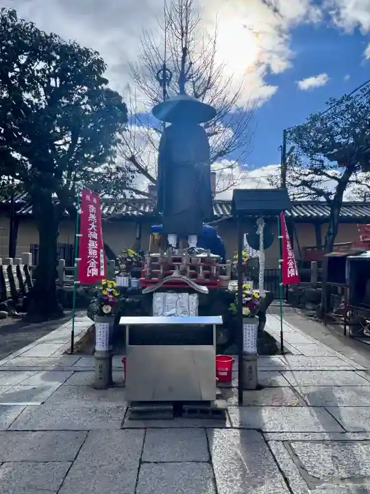 東寺(教王護国寺)の{uncategorized: "未分類", other: "その他", undefined: "問題あり", building: "その他建物", grave: "お墓", sacred_gate: "鳥居", guardian: "狛犬", statue: "像", buddha: "仏像", history: "歴史", nature: "自然", garden: "庭園", animal: "動物", pagoda: "塔", temizu: "手水舎", mountain_gate: "山門・神門", sanctuary: "本殿・本堂", subordinate: "末社・摂社", art: "芸術", scenery: "景色", jizo: "地蔵", ema: "絵馬", goshuin: "御朱印", omikuji: "おみくじ", items: "授与品その他", amulet: "お守り", goshuincho: "御朱印帳", eats: "食事", festival: "お祭り", votive_dance: "神楽", shichigosan: "七五三参", wedding: "結婚式", experience: "体験その他", initially: "初詣", around: "周辺", anti_infection: "感染症対策"}