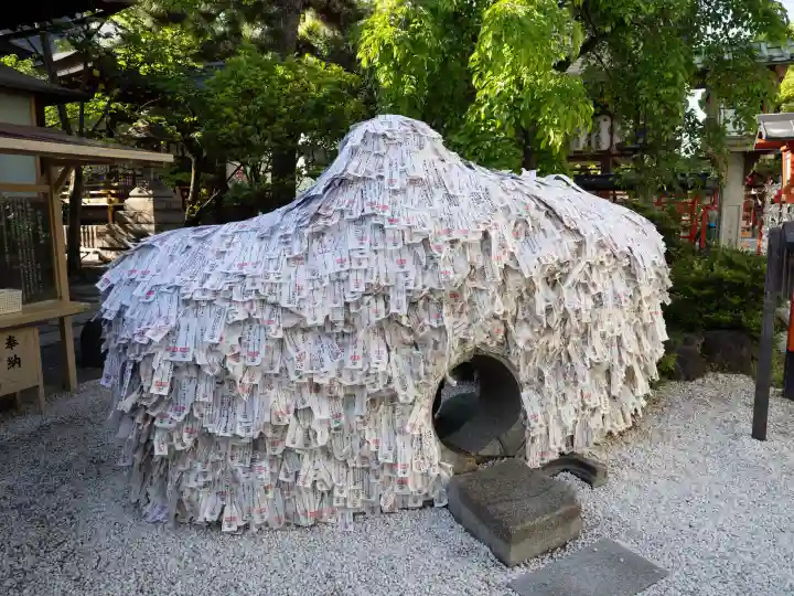 安井金比羅宮の{uncategorized: "未分類", other: "その他", undefined: "問題あり", building: "その他建物", grave: "お墓", sacred_gate: "鳥居", guardian: "狛犬", statue: "像", buddha: "仏像", history: "歴史", nature: "自然", garden: "庭園", animal: "動物", pagoda: "塔", temizu: "手水舎", mountain_gate: "山門・神門", sanctuary: "本殿・本堂", subordinate: "末社・摂社", art: "芸術", scenery: "景色", jizo: "地蔵", ema: "絵馬", goshuin: "御朱印", omikuji: "おみくじ", items: "授与品その他", amulet: "お守り", goshuincho: "御朱印帳", eats: "食事", festival: "お祭り", votive_dance: "神楽", shichigosan: "七五三参", wedding: "結婚式", experience: "体験その他", initially: "初詣", around: "周辺", anti_infection: "感染症対策"}