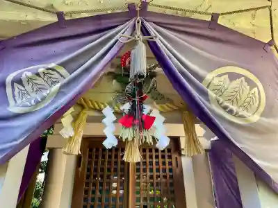 大鳥神社の{uncategorized: "未分類", other: "その他", undefined: "問題あり", building: "その他建物", grave: "お墓", sacred_gate: "鳥居", guardian: "狛犬", statue: "像", buddha: "仏像", history: "歴史", nature: "自然", garden: "庭園", animal: "動物", pagoda: "塔", temizu: "手水舎", mountain_gate: "山門・神門", sanctuary: "本殿・本堂", subordinate: "末社・摂社", art: "芸術", scenery: "景色", jizo: "地蔵", ema: "絵馬", goshuin: "御朱印", omikuji: "おみくじ", items: "授与品その他", amulet: "お守り", goshuincho: "御朱印帳", eats: "食事", festival: "お祭り", votive_dance: "神楽", shichigosan: "七五三参", wedding: "結婚式", experience: "体験その他", initially: "初詣", around: "周辺", anti_infection: "感染症対策"}