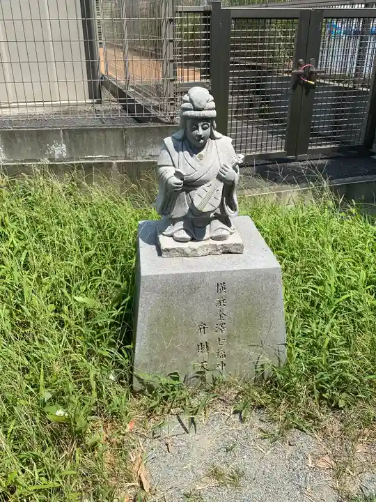 琵琶島神社の像