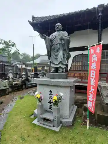 妙建寺の像