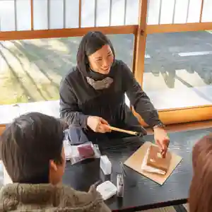 5月22日(金)、聖徳太子さまの月命日は、
四天王寺のお茶室でワークショップに参加してみませんか?
聖徳太子の観音さまの宝飾を手がけた金属工芸作家・何 惠娜(か えな)さんに教えてもらいながら、観音さまの宝冠の飾りとお揃いの星のモチーフでネックレスを製作できます。
■日時
5月22日(金)11時〜、13時〜、14時〜
■コース
・観音さまとお揃いのネックレスに模様とイニシャルを刻印 6,600円
・馬のチャームのネックレスの裏面にイニシャルを刻印 7,700円
※追加料金(2000円〜)で、誕生石のチャームを追加可能です。詳しくはお申込み後に講師とメール等でご相談ください
■申し込み方法
・お申し込みフォーム
https://forms.gle/33GD8gQoig3jp4xr5
・または講師のインスタグラムに予約希望の旨、メッセージをお送りください
https://www.instagram.com/kaena2tankin/
お席に空きがある場合は、当日、四天王寺納経所にてお申し込みいただけます。
※先着順となることご了承ください。
■当日の流れ
○集合
本堂向かって左の茶室前(三面大黒天の大きな看板の裏)に、
開始5分前にお越しください。
○解説
聖徳太子の観音さまの装飾について講師から解説します
○実演
実際に模様を打ち、刻印でイニシャルを入れる様子をお見せします
○体験
願いを込めながら模様を打ち、刻印でイニシャルを入れていただきます。
※ヘビのチャームのコースをお選びいただいた方:講師が事前にヘビの模様を入れてあるので、イニシャルをご自身で入れていただく少し簡単なコースになります。
○お参り
ご自身で製作したシルバーネックレスを観音様の手に委ね、お参りいただきます
■注意事項
・手元での細かい作業になりますので、メガネなど必要な方は必ずお持ちください。
・ネックレスの大きさは1.5cm四方程度です。
・ネックレスのチェーンの長さは40cmから50cm程度です。
■講師 金属工芸作家・何 惠娜(か えな)
横浜中華街で生まれ育ち、三重大学にて金属工芸を専攻、卒業。
2年間のイタリア留学中、フィレンツェの銀工房『FogliaFirenze 1935及び銀細工店 M.G』にて銀器、銀細工などの伝統技法を学ぶ。帰国後、三重県津市に制作工房 “Enissima”を設立。
日本、中国、イタリアに縁があり、3ヶ国の伝統と美が融合させた美しいアクセサリーや金属器が特徴。
何 惠娜さんのInstagramはこちら↓
https://www.instagram.com/kaena2tankin/
■講師より参加者の方へ
鍛金の技術を体験していただき、ご自身の願いを込めながらイニシャルを刻むことで「観音様をいつも身近に感じられるお守りのようなネックレス」を皆さんとおつくりしたいです。
経験や器用さなどは一切不要です。ご参加お待ちしています。
━━━━━━━━━━━━━━
令和8年5月限定御朱印「藤と花菖蒲と大観音さま」のお知らせ
■御朱印へのこだわり
🆕四天王寺の裏山に咲く「藤」
🆕三重県の県花「花菖蒲」
🆕境内の甕を泳ぐ「メダカ」
・2月22日に開眼された「令和の大観音」さま
・『四天王寺』とお書き入れ
・伊勢神宮ゆかりの書道家が特別に制作した「三宝印」
📌直書きあり
お参りいただいた方には、直接御朱印帳にお書き入れします🖌️
書き置きもございます。
📌22日は金文字
毎月22日は、令和の大観音さま開眼記念の日として、
この日にお参りいただいた方には金文字でお書き入れいたします。
📌お納め金額
1体 1,000円
📌場所
四天王寺(三重県津市栄町1-892)
━━━━━━━━━━━━━━
【お参りの方のみ】一粒万倍日限定ハンコ🌾✨
5月2日(土)、5日(火)、6日(水)、17日(日)、18日(月)、29日(金)、30日(土)
━━━━━━━━━━━━━━
本堂の大観音さま、三面大黒天、聖徳太子像などの撮影OKです📷
#三重四天王寺 をつけて、SNSへの投稿、お待ちしています👀✨