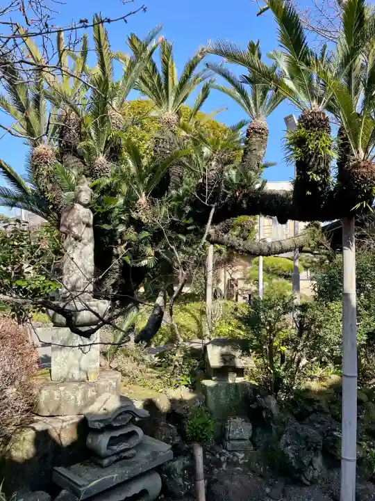 蓮光寺の{uncategorized: "未分類", other: "その他", undefined: "問題あり", building: "その他建物", grave: "お墓", sacred_gate: "鳥居", guardian: "狛犬", statue: "像", buddha: "仏像", history: "歴史", nature: "自然", garden: "庭園", animal: "動物", pagoda: "塔", temizu: "手水舎", mountain_gate: "山門・神門", sanctuary: "本殿・本堂", subordinate: "末社・摂社", art: "芸術", scenery: "景色", jizo: "地蔵", ema: "絵馬", goshuin: "御朱印", omikuji: "おみくじ", items: "授与品その他", amulet: "お守り", goshuincho: "御朱印帳", eats: "食事", festival: "お祭り", votive_dance: "神楽", shichigosan: "七五三参", wedding: "結婚式", experience: "体験その他", initially: "初詣", around: "周辺", anti_infection: "感染症対策"}