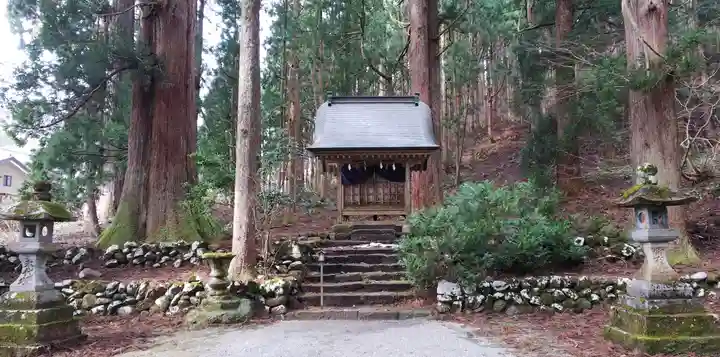 雄山神社中宮祈願殿の末社・摂社