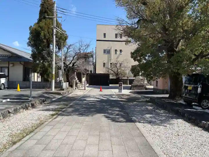 與杼神社の{uncategorized: "未分類", other: "その他", undefined: "問題あり", building: "その他建物", grave: "お墓", sacred_gate: "鳥居", guardian: "狛犬", statue: "像", buddha: "仏像", history: "歴史", nature: "自然", garden: "庭園", animal: "動物", pagoda: "塔", temizu: "手水舎", mountain_gate: "山門・神門", sanctuary: "本殿・本堂", subordinate: "末社・摂社", art: "芸術", scenery: "景色", jizo: "地蔵", ema: "絵馬", goshuin: "御朱印", omikuji: "おみくじ", items: "授与品その他", amulet: "お守り", goshuincho: "御朱印帳", eats: "食事", festival: "お祭り", votive_dance: "神楽", shichigosan: "七五三参", wedding: "結婚式", experience: "体験その他", initially: "初詣", around: "周辺", anti_infection: "感染症対策"}