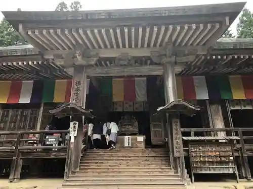 宝珠山 立石寺の本殿・本堂