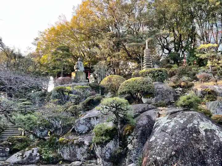 円通寺の{uncategorized: "未分類", other: "その他", undefined: "問題あり", building: "その他建物", grave: "お墓", sacred_gate: "鳥居", guardian: "狛犬", statue: "像", buddha: "仏像", history: "歴史", nature: "自然", garden: "庭園", animal: "動物", pagoda: "塔", temizu: "手水舎", mountain_gate: "山門・神門", sanctuary: "本殿・本堂", subordinate: "末社・摂社", art: "芸術", scenery: "景色", jizo: "地蔵", ema: "絵馬", goshuin: "御朱印", omikuji: "おみくじ", items: "授与品その他", amulet: "お守り", goshuincho: "御朱印帳", eats: "食事", festival: "お祭り", votive_dance: "神楽", shichigosan: "七五三参", wedding: "結婚式", experience: "体験その他", initially: "初詣", around: "周辺", anti_infection: "感染症対策"}