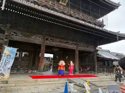 大通寺（長浜御坊）の{uncategorized: "未分類", other: "その他", undefined: "問題あり", building: "その他建物", grave: "お墓", sacred_gate: "鳥居", guardian: "狛犬", statue: "像", buddha: "仏像", history: "歴史", nature: "自然", garden: "庭園", animal: "動物", pagoda: "塔", temizu: "手水舎", mountain_gate: "山門・神門", sanctuary: "本殿・本堂", subordinate: "末社・摂社", art: "芸術", scenery: "景色", jizo: "地蔵", ema: "絵馬", goshuin: "御朱印", omikuji: "おみくじ", items: "授与品その他", amulet: "お守り", goshuincho: "御朱印帳", eats: "食事", festival: "お祭り", votive_dance: "神楽", shichigosan: "七五三参", wedding: "結婚式", experience: "体験その他", initially: "初詣", around: "周辺", anti_infection: "感染症対策"}
