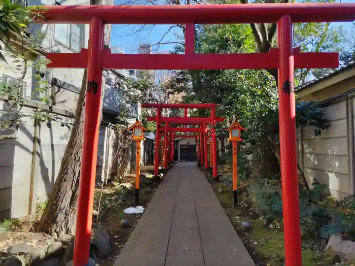 威光稲荷堂の鳥居