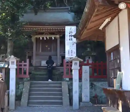 静岡浅間神社の{uncategorized: "未分類", other: "その他", undefined: "問題あり", building: "その他建物", grave: "お墓", sacred_gate: "鳥居", guardian: "狛犬", statue: "像", buddha: "仏像", history: "歴史", nature: "自然", garden: "庭園", animal: "動物", pagoda: "塔", temizu: "手水舎", mountain_gate: "山門・神門", sanctuary: "本殿・本堂", subordinate: "末社・摂社", art: "芸術", scenery: "景色", jizo: "地蔵", ema: "絵馬", goshuin: "御朱印", omikuji: "おみくじ", items: "授与品その他", amulet: "お守り", goshuincho: "御朱印帳", eats: "食事", festival: "お祭り", votive_dance: "神楽", shichigosan: "七五三参", wedding: "結婚式", experience: "体験その他", initially: "初詣", around: "周辺", anti_infection: "感染症対策"}