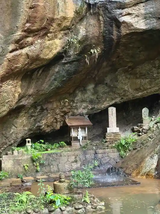 瀧王神社の{uncategorized: "未分類", other: "その他", undefined: "問題あり", building: "その他建物", grave: "お墓", sacred_gate: "鳥居", guardian: "狛犬", statue: "像", buddha: "仏像", history: "歴史", nature: "自然", garden: "庭園", animal: "動物", pagoda: "塔", temizu: "手水舎", mountain_gate: "山門・神門", sanctuary: "本殿・本堂", subordinate: "末社・摂社", art: "芸術", scenery: "景色", jizo: "地蔵", ema: "絵馬", goshuin: "御朱印", omikuji: "おみくじ", items: "授与品その他", amulet: "お守り", goshuincho: "御朱印帳", eats: "食事", festival: "お祭り", votive_dance: "神楽", shichigosan: "七五三参", wedding: "結婚式", experience: "体験その他", initially: "初詣", around: "周辺", anti_infection: "感染症対策"}