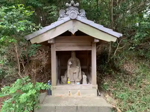 神明社の像