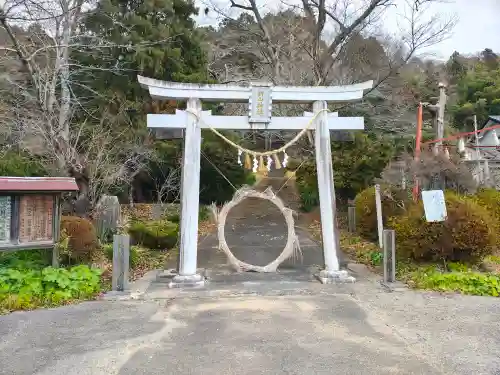 新山神社の{uncategorized: "未分類", other: "その他", undefined: "問題あり", building: "その他建物", grave: "お墓", sacred_gate: "鳥居", guardian: "狛犬", statue: "像", buddha: "仏像", history: "歴史", nature: "自然", garden: "庭園", animal: "動物", pagoda: "塔", temizu: "手水舎", mountain_gate: "山門・神門", sanctuary: "本殿・本堂", subordinate: "末社・摂社", art: "芸術", scenery: "景色", jizo: "地蔵", ema: "絵馬", goshuin: "御朱印", omikuji: "おみくじ", items: "授与品その他", amulet: "お守り", goshuincho: "御朱印帳", eats: "食事", festival: "お祭り", votive_dance: "神楽", shichigosan: "七五三参", wedding: "結婚式", experience: "体験その他", initially: "初詣", around: "周辺", anti_infection: "感染症対策"}