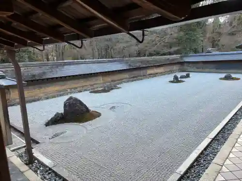 龍安寺の{uncategorized: "未分類", other: "その他", undefined: "問題あり", building: "その他建物", grave: "お墓", sacred_gate: "鳥居", guardian: "狛犬", statue: "像", buddha: "仏像", history: "歴史", nature: "自然", garden: "庭園", animal: "動物", pagoda: "塔", temizu: "手水舎", mountain_gate: "山門・神門", sanctuary: "本殿・本堂", subordinate: "末社・摂社", art: "芸術", scenery: "景色", jizo: "地蔵", ema: "絵馬", goshuin: "御朱印", omikuji: "おみくじ", items: "授与品その他", amulet: "お守り", goshuincho: "御朱印帳", eats: "食事", festival: "お祭り", votive_dance: "神楽", shichigosan: "七五三参", wedding: "結婚式", experience: "体験その他", initially: "初詣", around: "周辺", anti_infection: "感染症対策"}