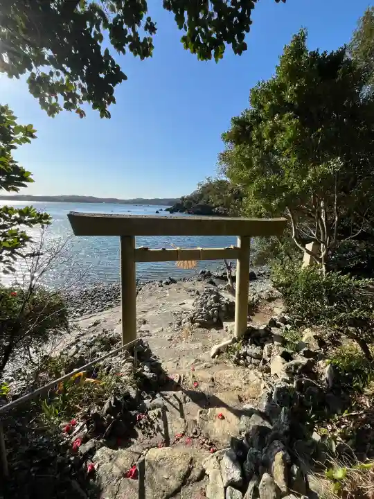 伊射波神社の{uncategorized: "未分類", other: "その他", undefined: "問題あり", building: "その他建物", grave: "お墓", sacred_gate: "鳥居", guardian: "狛犬", statue: "像", buddha: "仏像", history: "歴史", nature: "自然", garden: "庭園", animal: "動物", pagoda: "塔", temizu: "手水舎", mountain_gate: "山門・神門", sanctuary: "本殿・本堂", subordinate: "末社・摂社", art: "芸術", scenery: "景色", jizo: "地蔵", ema: "絵馬", goshuin: "御朱印", omikuji: "おみくじ", items: "授与品その他", amulet: "お守り", goshuincho: "御朱印帳", eats: "食事", festival: "お祭り", votive_dance: "神楽", shichigosan: "七五三参", wedding: "結婚式", experience: "体験その他", initially: "初詣", around: "周辺", anti_infection: "感染症対策"}