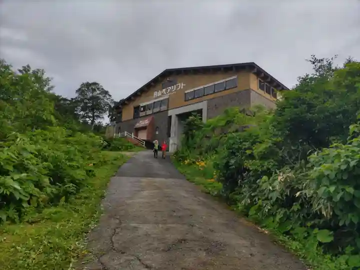 月山神社本宮の周辺