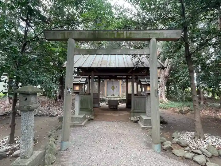 上長屋神社の{uncategorized: "未分類", other: "その他", undefined: "問題あり", building: "その他建物", grave: "お墓", sacred_gate: "鳥居", guardian: "狛犬", statue: "像", buddha: "仏像", history: "歴史", nature: "自然", garden: "庭園", animal: "動物", pagoda: "塔", temizu: "手水舎", mountain_gate: "山門・神門", sanctuary: "本殿・本堂", subordinate: "末社・摂社", art: "芸術", scenery: "景色", jizo: "地蔵", ema: "絵馬", goshuin: "御朱印", omikuji: "おみくじ", items: "授与品その他", amulet: "お守り", goshuincho: "御朱印帳", eats: "食事", festival: "お祭り", votive_dance: "神楽", shichigosan: "七五三参", wedding: "結婚式", experience: "体験その他", initially: "初詣", around: "周辺", anti_infection: "感染症対策"}