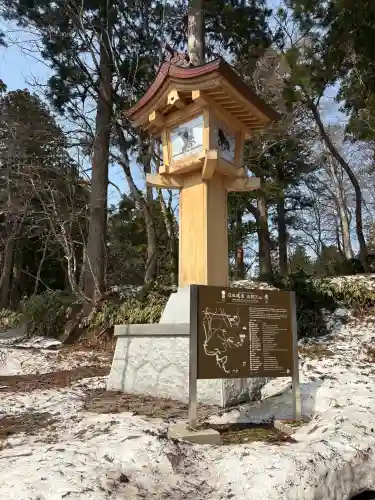 出羽神社(出羽三山神社)～三神合祭殿～の{uncategorized: "未分類", other: "その他", undefined: "問題あり", building: "その他建物", grave: "お墓", sacred_gate: "鳥居", guardian: "狛犬", statue: "像", buddha: "仏像", history: "歴史", nature: "自然", garden: "庭園", animal: "動物", pagoda: "塔", temizu: "手水舎", mountain_gate: "山門・神門", sanctuary: "本殿・本堂", subordinate: "末社・摂社", art: "芸術", scenery: "景色", jizo: "地蔵", ema: "絵馬", goshuin: "御朱印", omikuji: "おみくじ", items: "授与品その他", amulet: "お守り", goshuincho: "御朱印帳", eats: "食事", festival: "お祭り", votive_dance: "神楽", shichigosan: "七五三参", wedding: "結婚式", experience: "体験その他", initially: "初詣", around: "周辺", anti_infection: "感染症対策"}