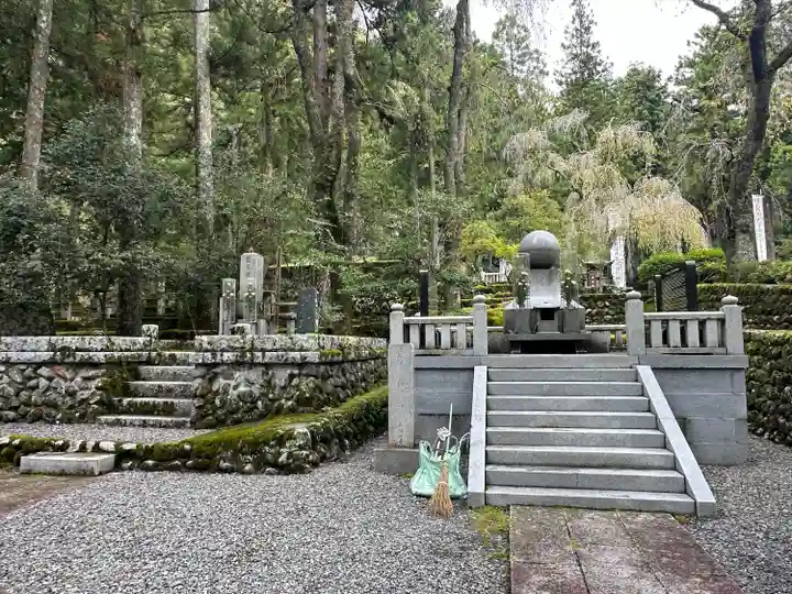 久遠寺御廟所(山梨県)