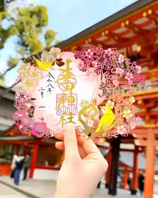 切り絵御朱印【梅に鶯（うぐいす）】

この御朱印は、取り合わせが非常に好ましく、美しく調和するもののたとえで縁起の良い組み合わせや、仲睦まじい間柄を表す「梅に鶯」の文字を配したものです。当社境内で紅白の花を咲かせ周囲を美しく彩る「箙の梅」に鶯がとまる春の訪れをイメージし、切り絵にて調製いたしました。
春の始まりであるこの月が、邪気や災いを祓い、健康で幸せを願う良き月となりますことをお祈りいたします。
※梅の花びらの一部を通常のレーザーカットではなく、レーザーの出力を調整し、紙を削る技法（ハーフカット）にて他には無い表現をしております。

授与期間：令和８年２月１日〜２月２８日
※状況により無くなる場合もございます。

初穂料：１，０００円
https://ikutajinja.official.ec/items/133943242