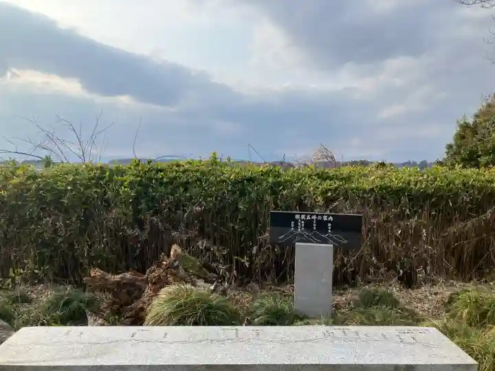 黒羽神社の{uncategorized: "未分類", other: "その他", undefined: "問題あり", building: "その他建物", grave: "お墓", sacred_gate: "鳥居", guardian: "狛犬", statue: "像", buddha: "仏像", history: "歴史", nature: "自然", garden: "庭園", animal: "動物", pagoda: "塔", temizu: "手水舎", mountain_gate: "山門・神門", sanctuary: "本殿・本堂", subordinate: "末社・摂社", art: "芸術", scenery: "景色", jizo: "地蔵", ema: "絵馬", goshuin: "御朱印", omikuji: "おみくじ", items: "授与品その他", amulet: "お守り", goshuincho: "御朱印帳", eats: "食事", festival: "お祭り", votive_dance: "神楽", shichigosan: "七五三参", wedding: "結婚式", experience: "体験その他", initially: "初詣", around: "周辺", anti_infection: "感染症対策"}
