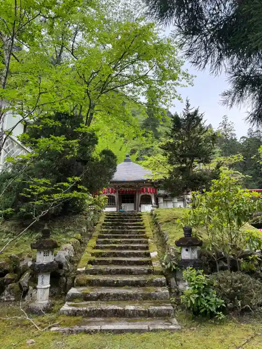 瑠璃寺の{uncategorized: "未分類", other: "その他", undefined: "問題あり", building: "その他建物", grave: "お墓", sacred_gate: "鳥居", guardian: "狛犬", statue: "像", buddha: "仏像", history: "歴史", nature: "自然", garden: "庭園", animal: "動物", pagoda: "塔", temizu: "手水舎", mountain_gate: "山門・神門", sanctuary: "本殿・本堂", subordinate: "末社・摂社", art: "芸術", scenery: "景色", jizo: "地蔵", ema: "絵馬", goshuin: "御朱印", omikuji: "おみくじ", items: "授与品その他", amulet: "お守り", goshuincho: "御朱印帳", eats: "食事", festival: "お祭り", votive_dance: "神楽", shichigosan: "七五三参", wedding: "結婚式", experience: "体験その他", initially: "初詣", around: "周辺", anti_infection: "感染症対策"}