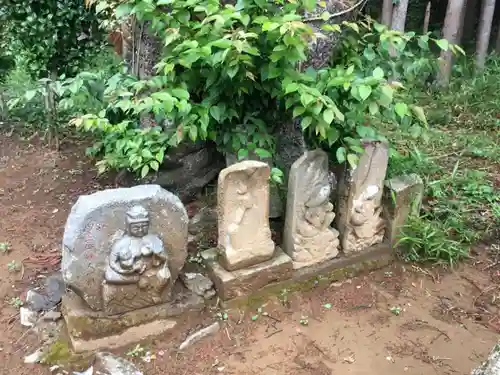 耳守神社の像