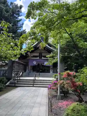彌彦神社　(伊夜日子神社)の{uncategorized: "未分類", other: "その他", undefined: "問題あり", building: "その他建物", grave: "お墓", sacred_gate: "鳥居", guardian: "狛犬", statue: "像", buddha: "仏像", history: "歴史", nature: "自然", garden: "庭園", animal: "動物", pagoda: "塔", temizu: "手水舎", mountain_gate: "山門・神門", sanctuary: "本殿・本堂", subordinate: "末社・摂社", art: "芸術", scenery: "景色", jizo: "地蔵", ema: "絵馬", goshuin: "御朱印", omikuji: "おみくじ", items: "授与品その他", amulet: "お守り", goshuincho: "御朱印帳", eats: "食事", festival: "お祭り", votive_dance: "神楽", shichigosan: "七五三参", wedding: "結婚式", experience: "体験その他", initially: "初詣", around: "周辺", anti_infection: "感染症対策"}