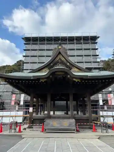 静岡浅間神社の{uncategorized: "未分類", other: "その他", undefined: "問題あり", building: "その他建物", grave: "お墓", sacred_gate: "鳥居", guardian: "狛犬", statue: "像", buddha: "仏像", history: "歴史", nature: "自然", garden: "庭園", animal: "動物", pagoda: "塔", temizu: "手水舎", mountain_gate: "山門・神門", sanctuary: "本殿・本堂", subordinate: "末社・摂社", art: "芸術", scenery: "景色", jizo: "地蔵", ema: "絵馬", goshuin: "御朱印", omikuji: "おみくじ", items: "授与品その他", amulet: "お守り", goshuincho: "御朱印帳", eats: "食事", festival: "お祭り", votive_dance: "神楽", shichigosan: "七五三参", wedding: "結婚式", experience: "体験その他", initially: "初詣", around: "周辺", anti_infection: "感染症対策"}