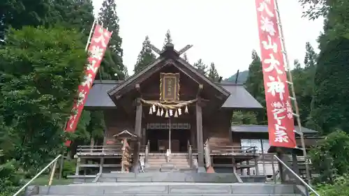 八海山尊神社の本殿