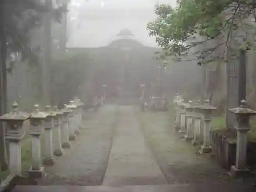 三峯神社の山門